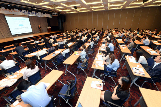 디지털타임스가 오늘 서울 여의도 글래드호텔에서 '2016 스마트금융 콘퍼런스'를 개최한다. '넥스트 핀테크 'B·I·G'를 주목하라' 라는 주제로 한 이번 콘퍼런스는 국내외 전문가와 실무자들이 참석해 넥스트 핀테크의 방향과 실 적응사례를 소개한다. 사진은 작년에 열린 '2015 스마트금융 콘퍼런스' 모습.  디지털다임스DB